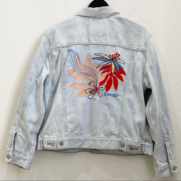 NWT Levi's Womens Ex Boyfriend Trucker Denim Jacket Floral Embroidered Size L - Picture 6 of 16